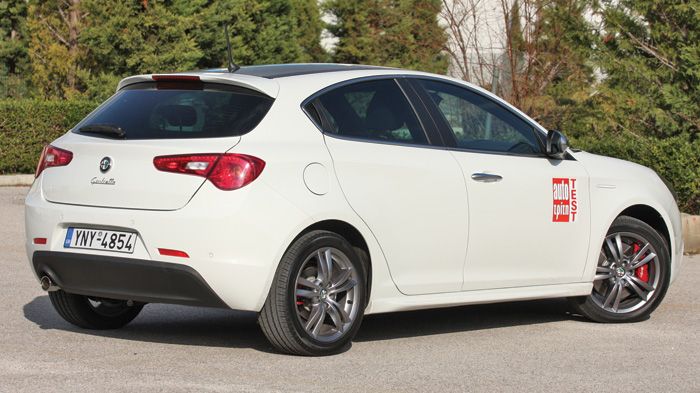 
Σχεδιαστικά η ανανεωμένη Giulietta αλλάζει ελαφρώς σε επιμέρους σημεία. Πίσω, δεν υπάρχει καμία διαφορά σε σχέση με πριν.